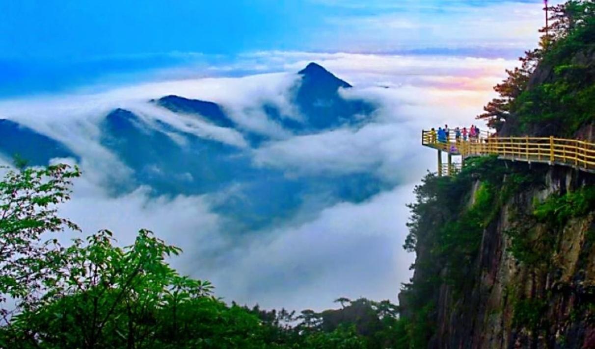 青云栈道缠绕绝壁，云海漫卷起伏，天光流转间缥缈若仙。山巅月湖澄澈如镜，映流云峰影