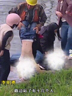 安徽潜山，救起坠河母女的民工大叔，是48岁的李明勇，是英雄，也是一名从合肥来到潜