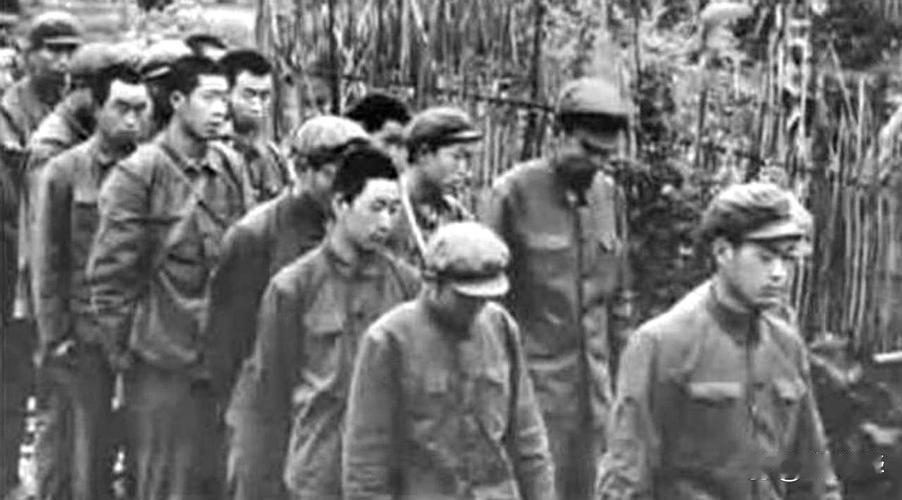 1979年，俘虏交换后，200多名战士终于回到祖国。他们刚刚跨过边境线，广州军区