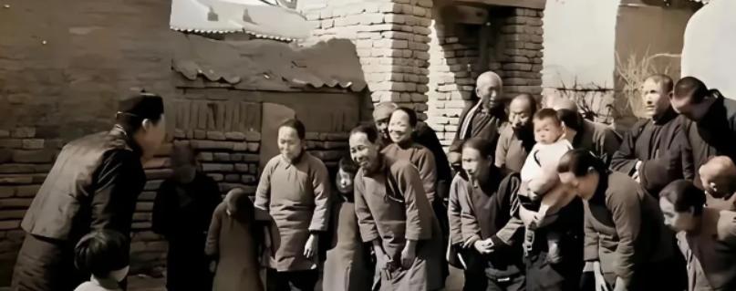 快解放那一年，村里的地主把田地全卖光了，因为他大儿子写信回来了，叫他卖的，不卖以