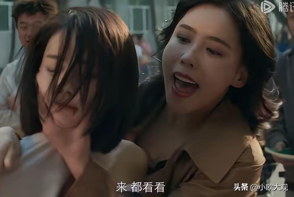 《隐身的名字》周娜出场了，她直接冲到学校，当着同学的面，一巴掌扇在柏庶的脸上，又