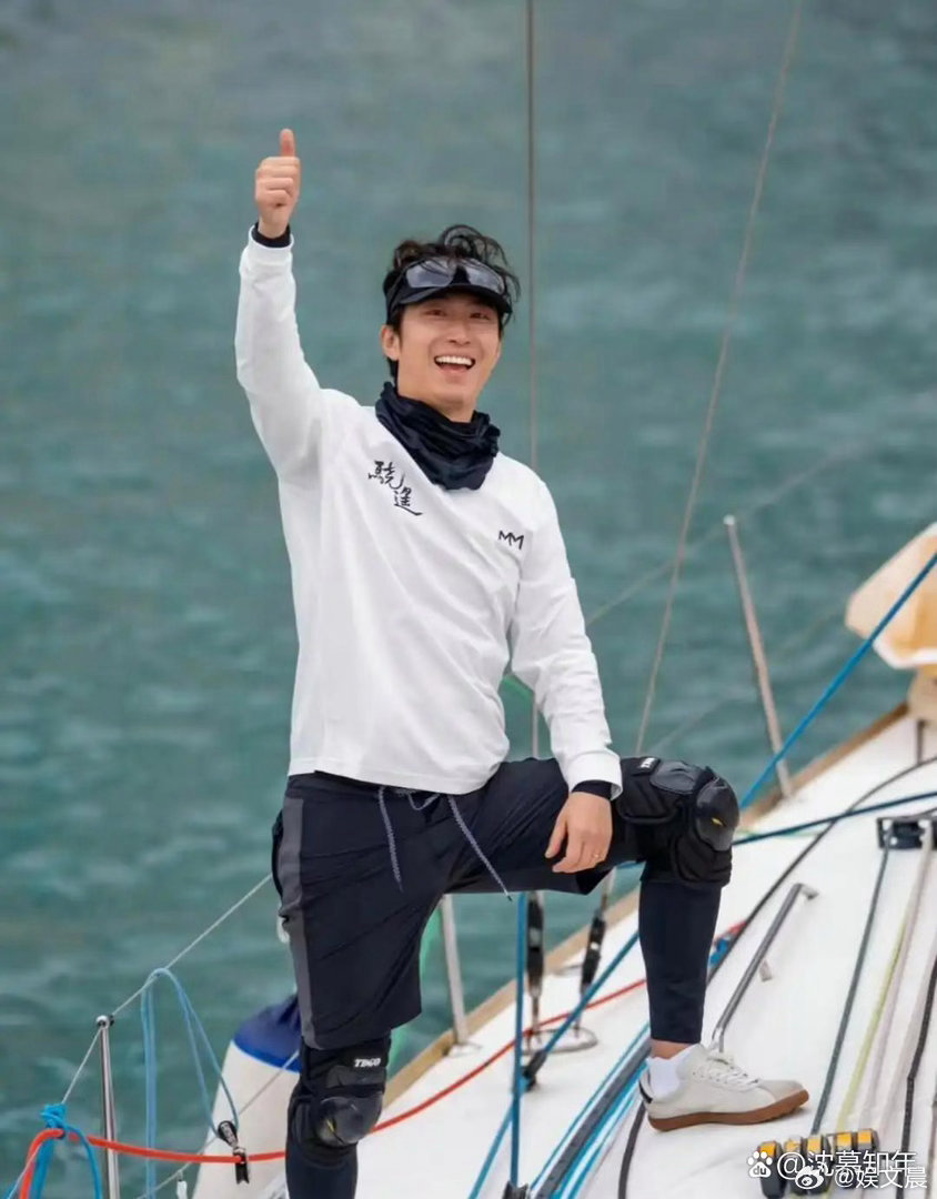 37岁窦骁现身香港参加帆船赛事，扎着清爽小马尾，身形高挑瘦削，阳光感扑面而来，满