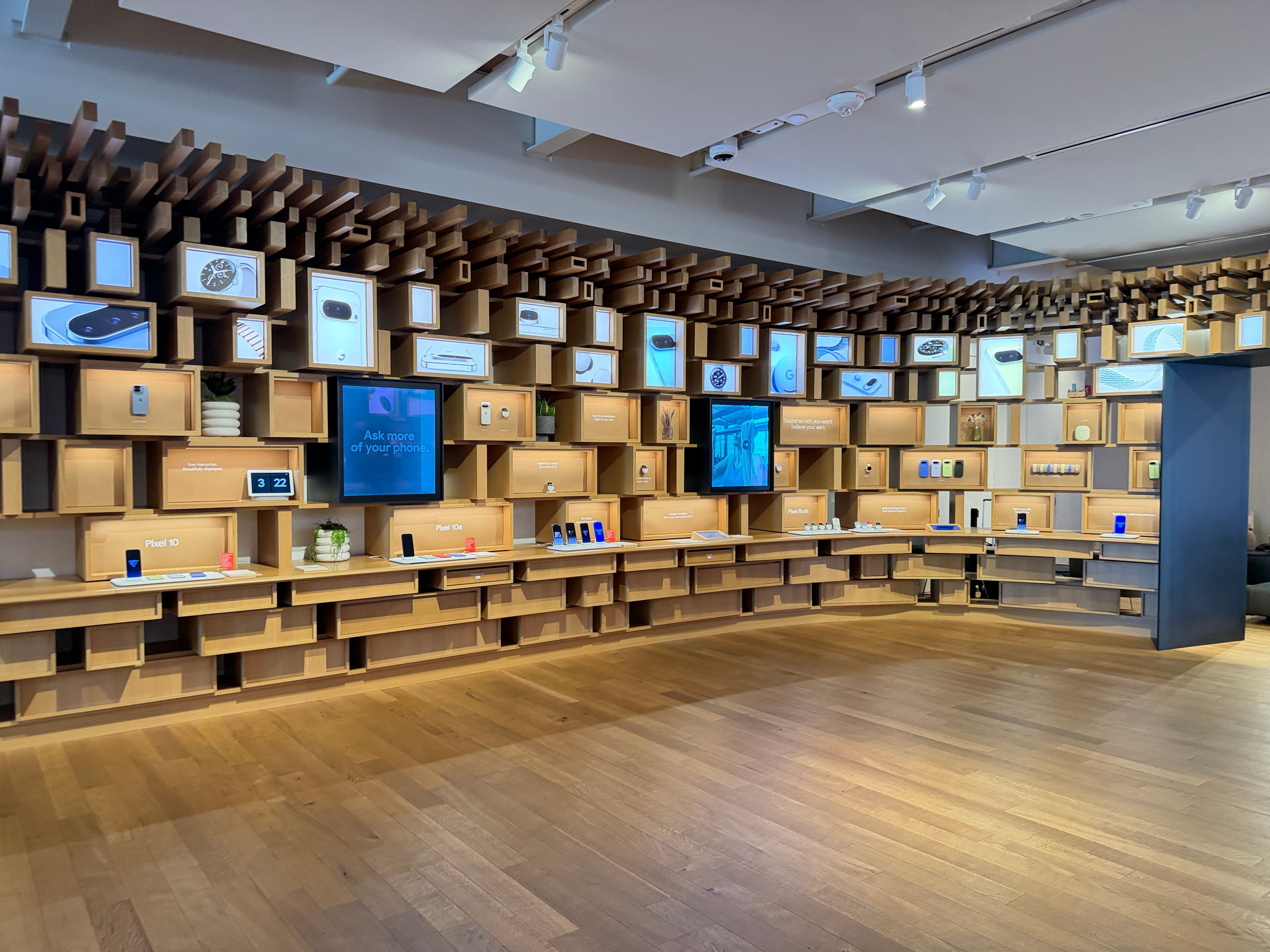 先逛了 Apple Park，看了看 Macbook Neo，没有国补完全下不了