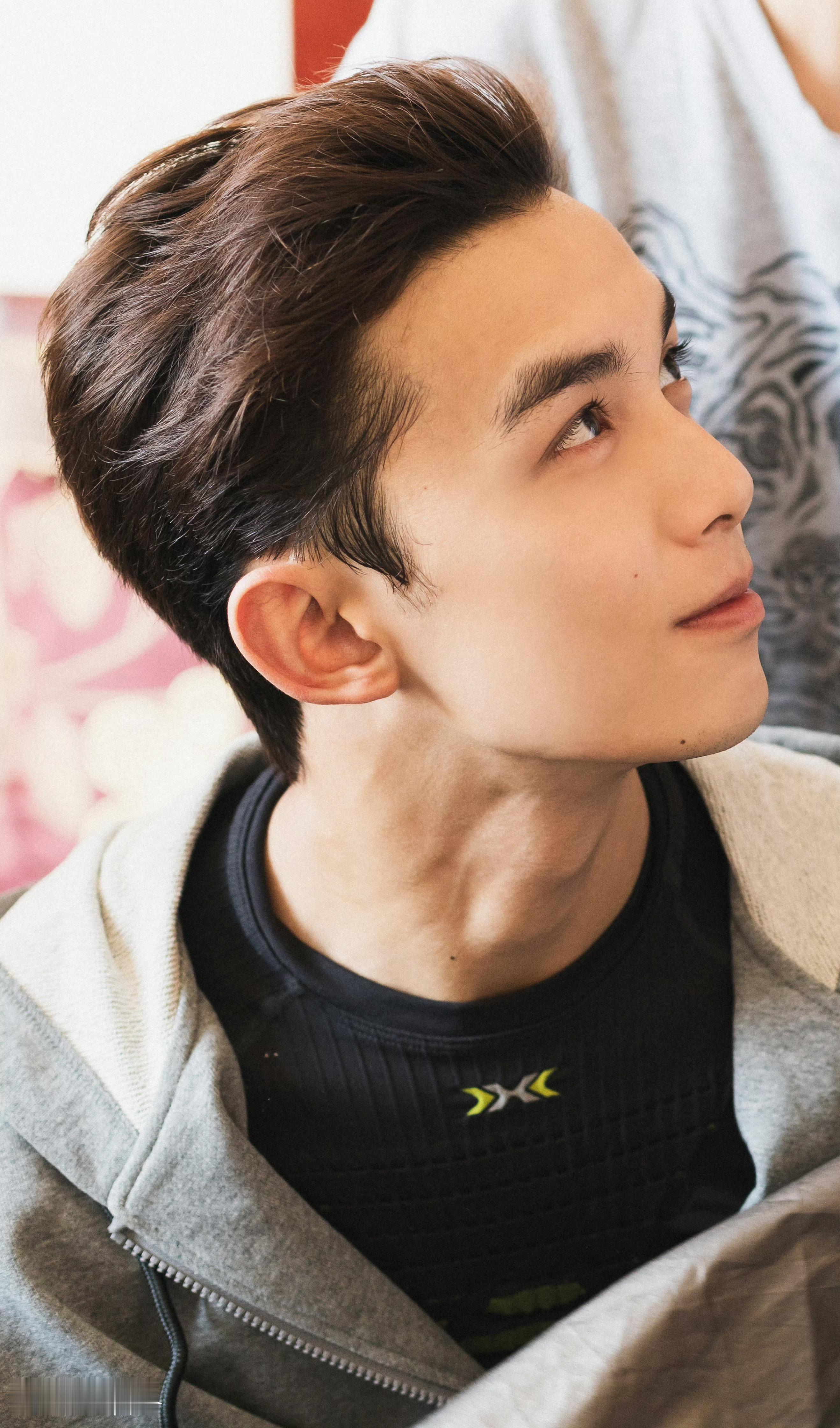 初看吴磊这组照片被震撼很久 完美美少年来的再看依旧 神来也稍逊于磊🥺 完美的骨