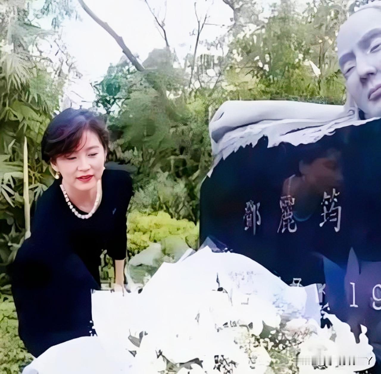 一九九八年，给邓丽君扫墓的林青霞。时年四十四岁，气质优雅，美丽大方。