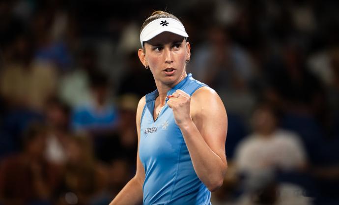 WTA1000多哈站首轮，最近发挥非常稳定的、张帅澳网双打搭档梅尔滕斯以6-2 