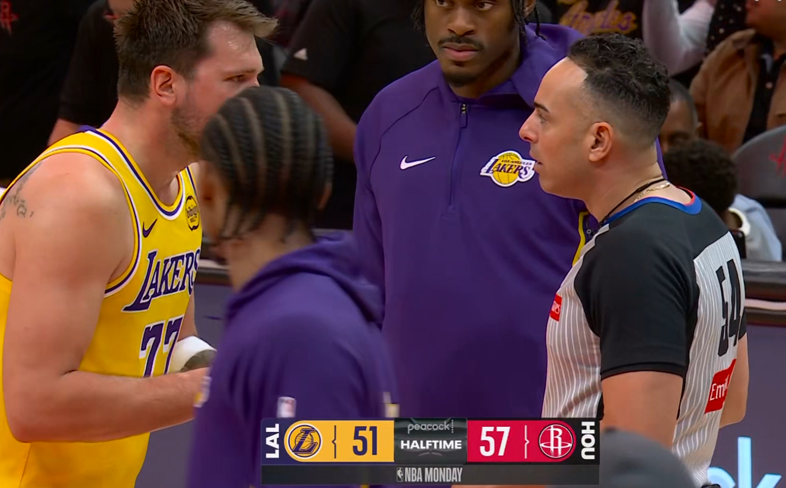 半场结束，湖人51-57火箭，有什么感受？湖人15个篮板，火箭21个篮板（8个进