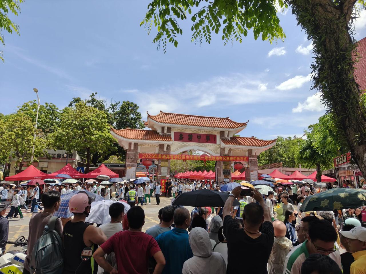 高考结束了，嘉积中学，虽然百万年薪招聘来了新的校长，但是，教学成果应该也得几年后
