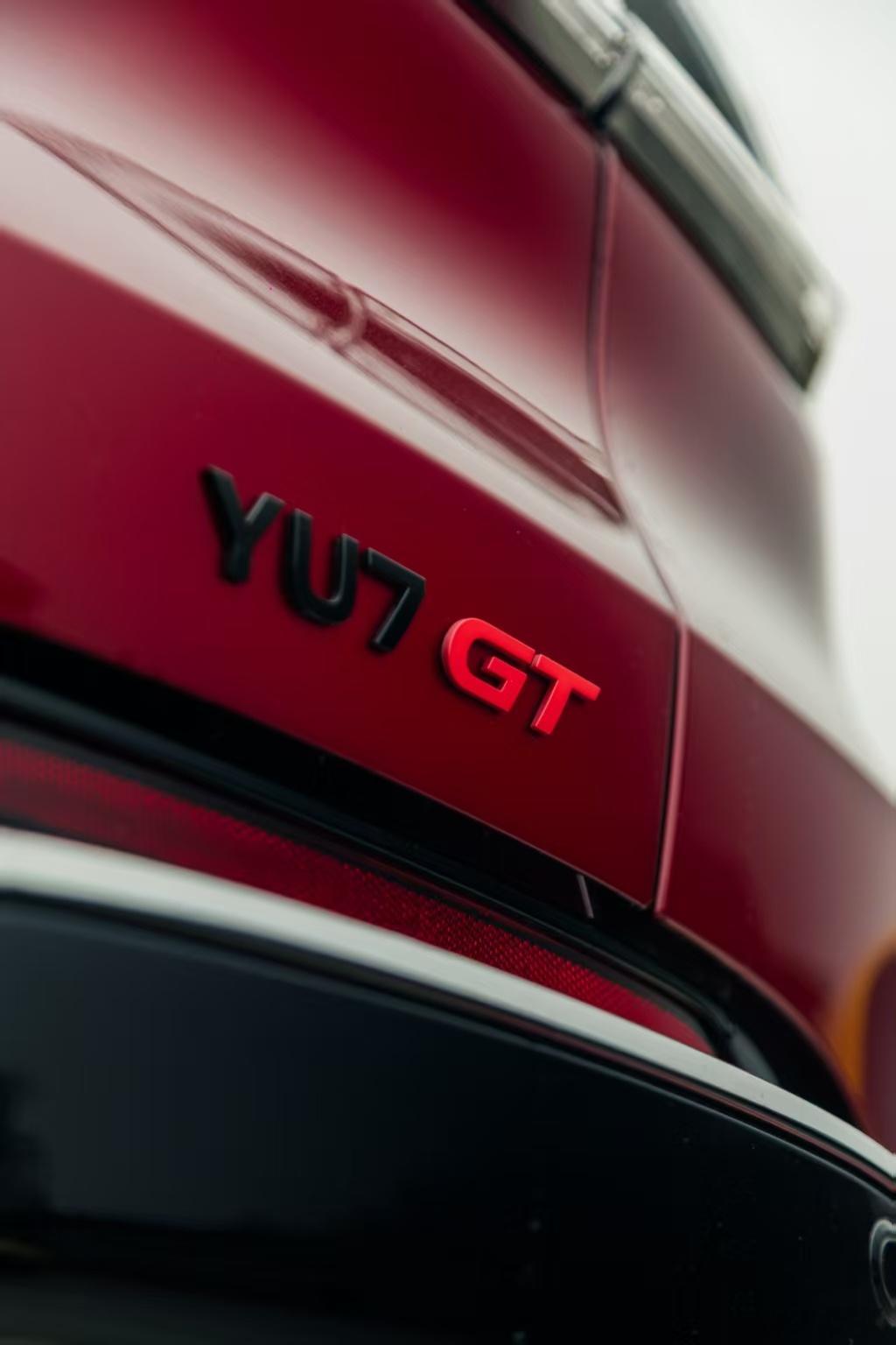 小米YU7 GT它能当赛事医疗保障车，赛道那种极限环境都能扛住，日常用反而成了“
