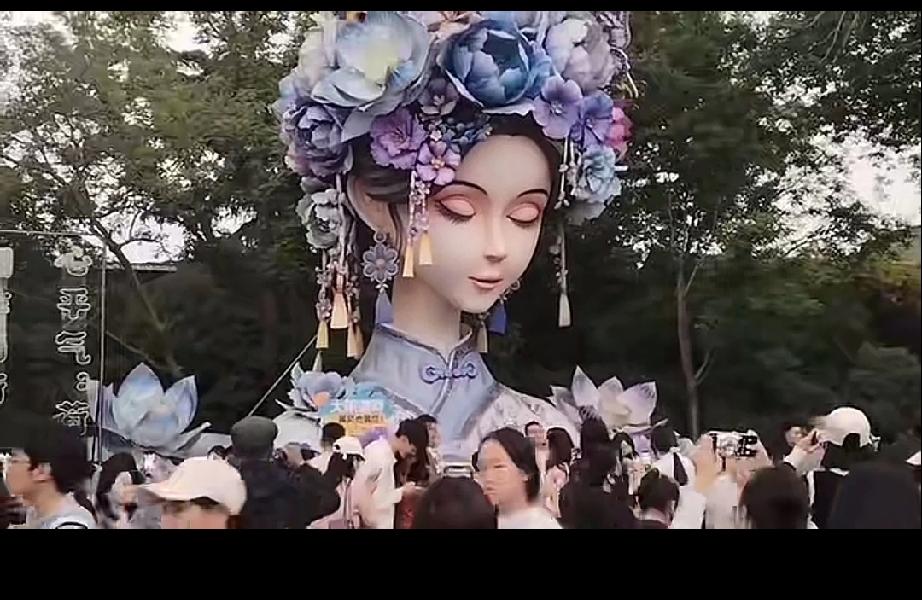 五一假期济南的大明湖畔游客太多了，夏雨荷雕像眼睛👀一睁一闭的眨眼动作，吸引了众