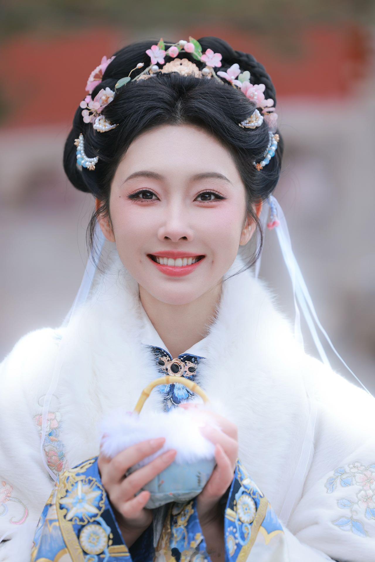 宣璐古言白月光来了宣璐这套造型美得让人词穷。不是那种高不可攀的美，而是眉眼弯弯、