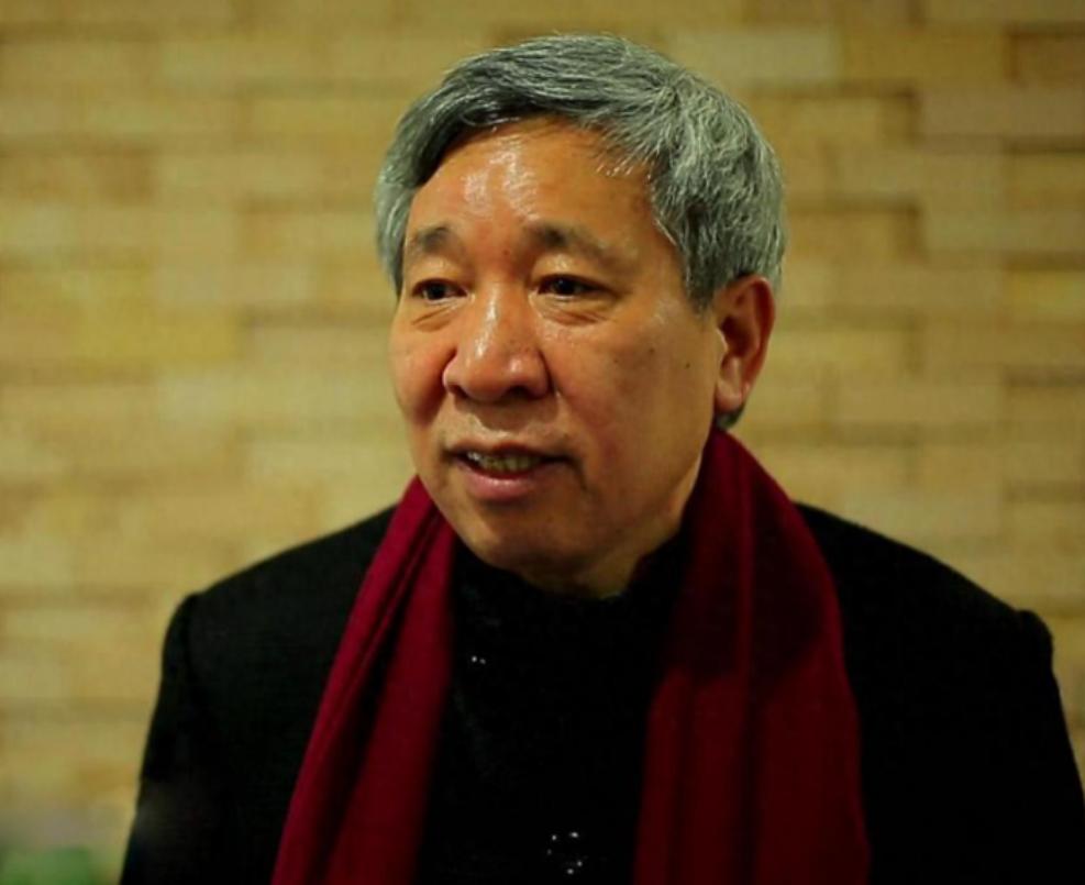 1981年底，提干失败的解放军阎连科办好退伍证后回了老家嵩县。就在火车要开的前几