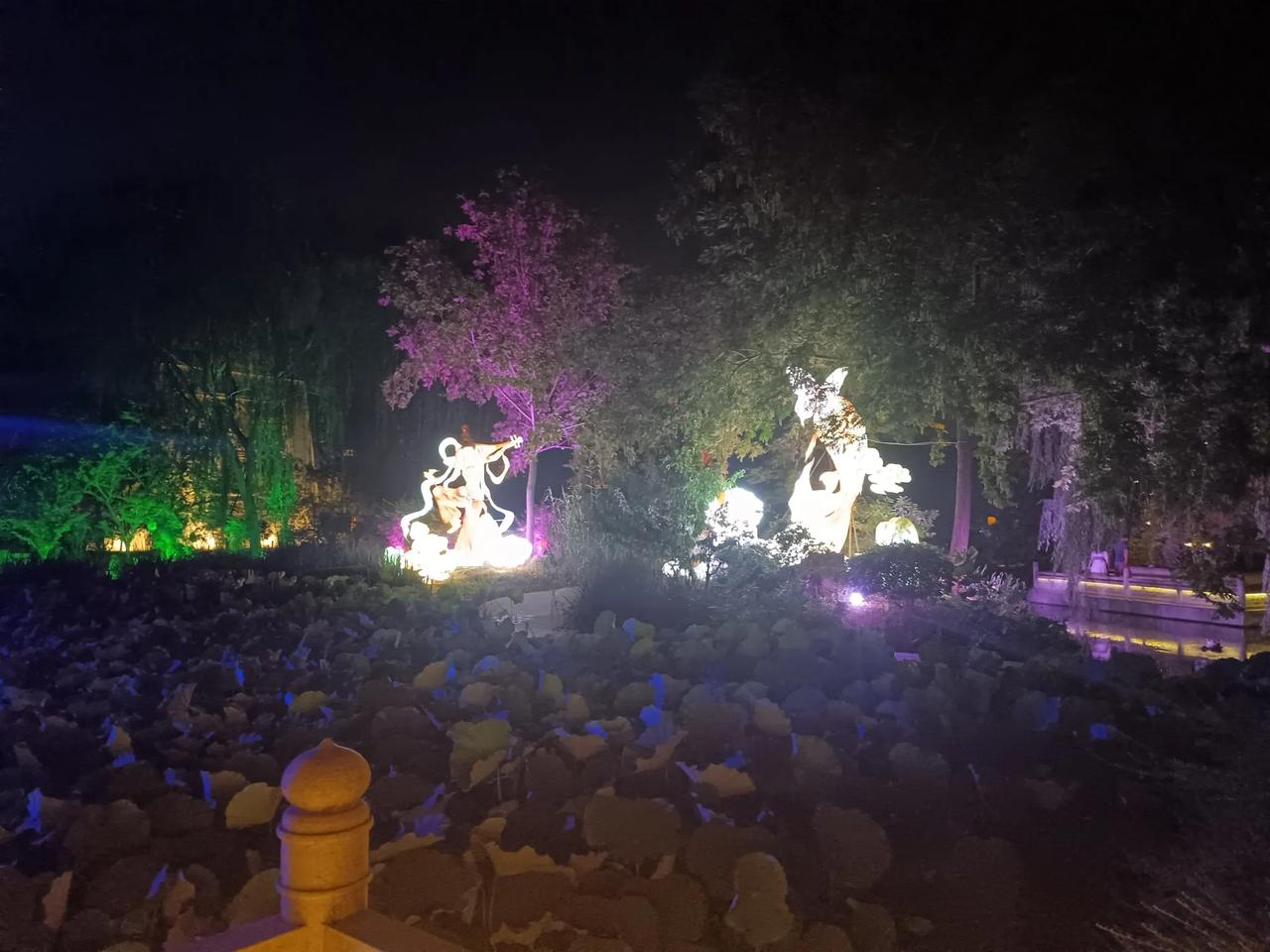 暑假快到了，小区旁边游泳场开始热闹起来，都是家长来咨询给孩子报班的。
不得不说，
