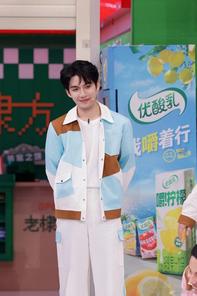 哈哈哈，张颜齐为了还原杉菜，主动蹲下触发身矮技能，这波操作我给满分！