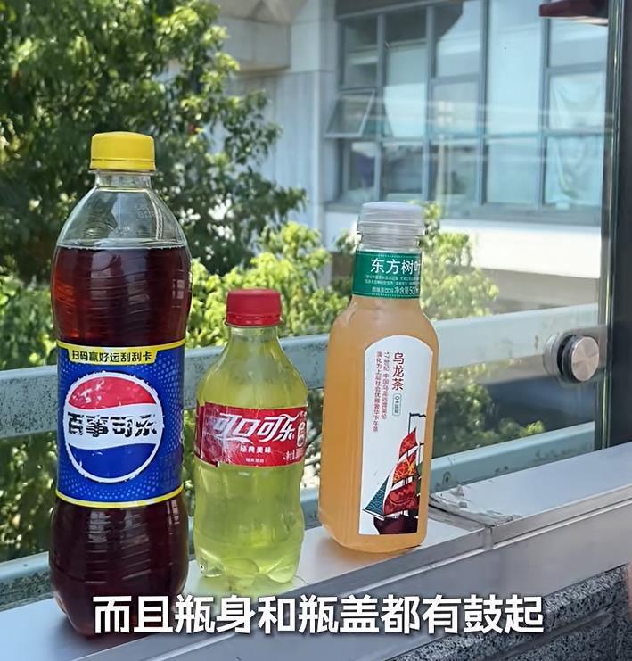 有老人长期在上海一景区外摆摊卖水，被质疑用废弃空瓶私自灌装，