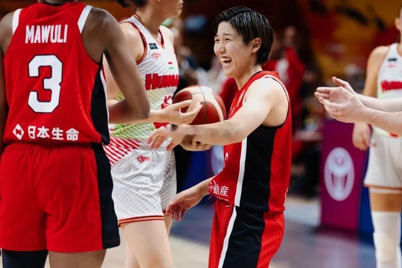 日本女篮虽然世界杯1胜3负，无缘八强早早淘汰，但它们在小组赛第一场就用20个三分