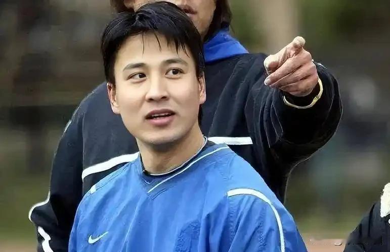 1995年初，上海卢湾体育场，一场与韩国俱乐部的友谊赛。对于刚进申花一队不久的祁