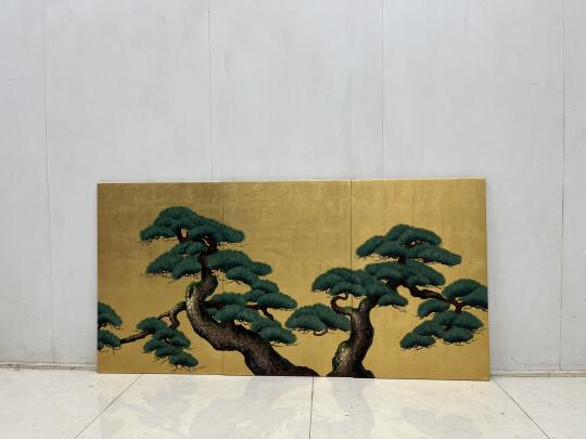 金箔迎客松挂画