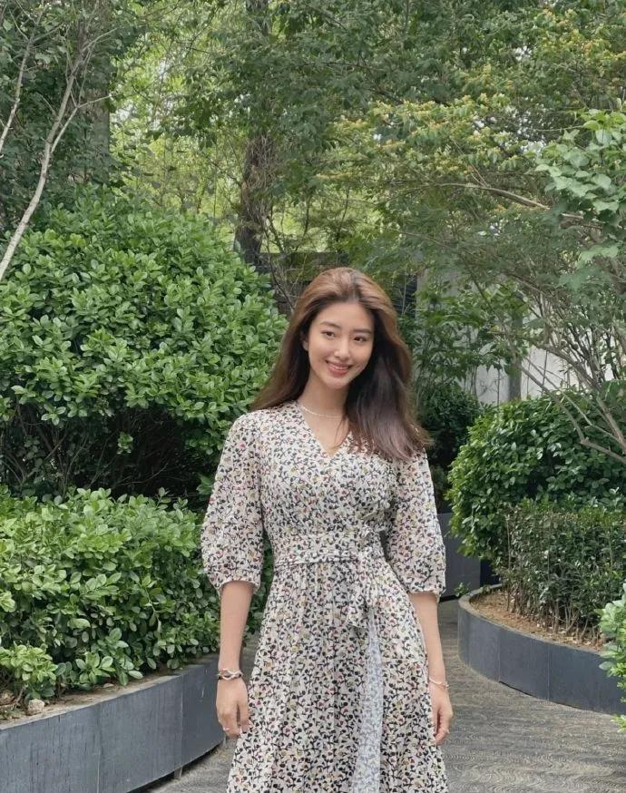 杨采钰这碎花裙穿搭也太戳夏日氛围了！小碎花+收腰设计，清新又显气质，随便往户外一