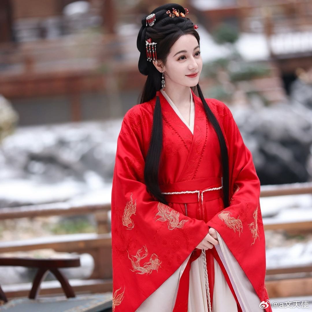 迪丽热巴更换经纪人的传闻近期引发关注，相关迹象指向其团队可能正在进行重要人事调整