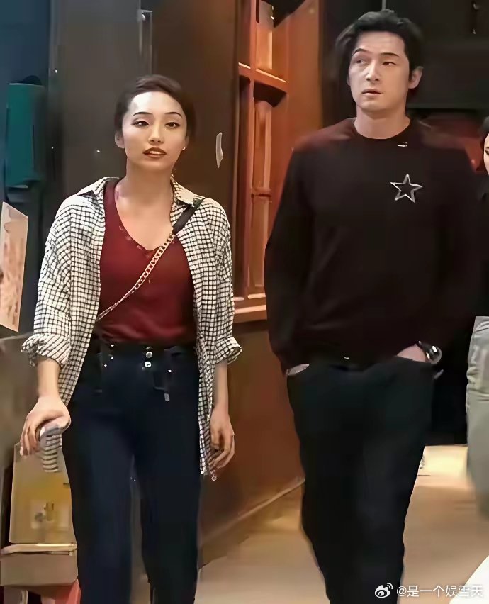 胡歌和老婆，俩人已结婚4年了一儿一女，感觉挺幸福的。不知道他老婆有什么魅力嫁给了