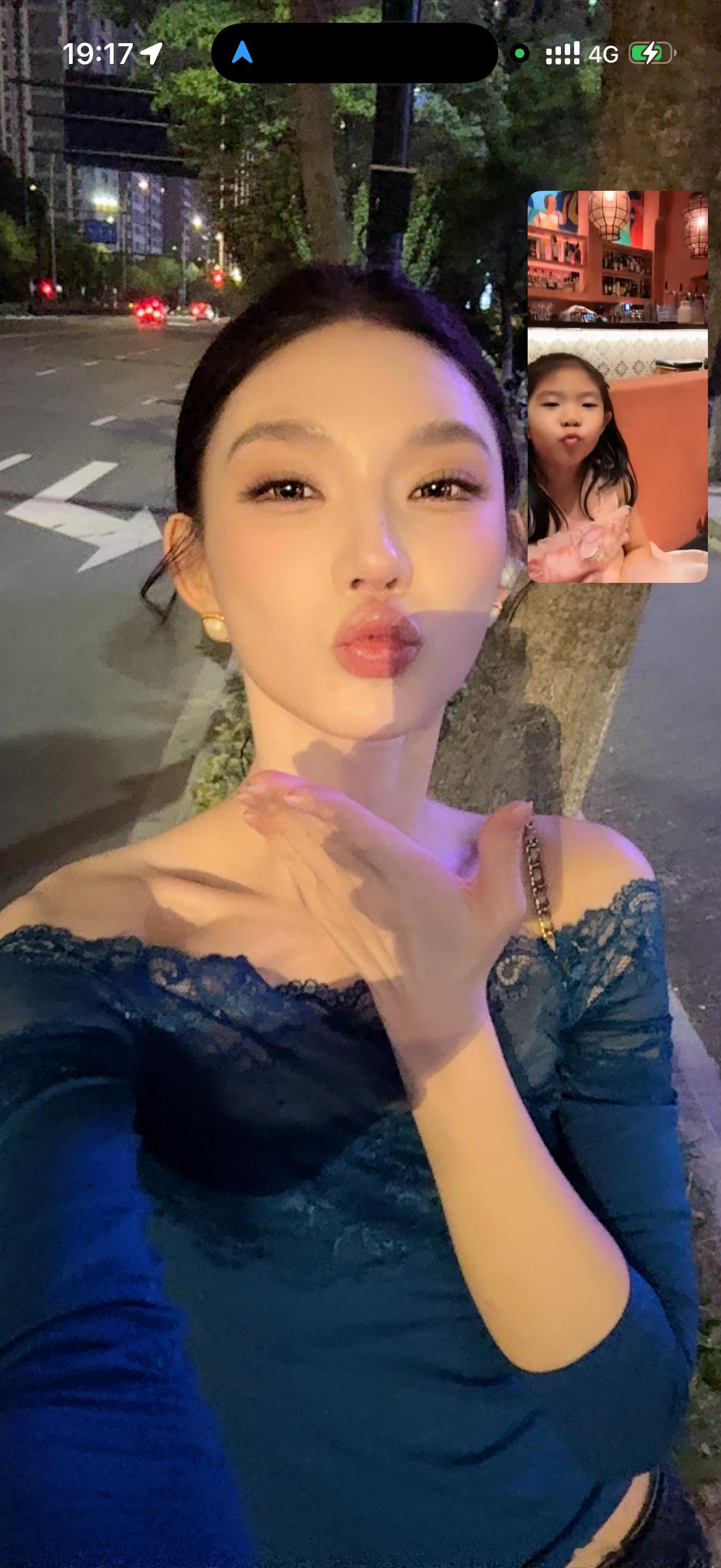 她问：小姨多少岁了我说：你觉得小姨多少岁啦她说：18[么么哒][么么哒][么么哒