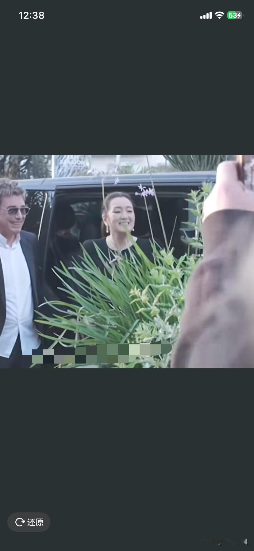 巩俐气场太强大了，在戛纳电影节上亮相，走出车门，就受到主办方的高度重视！
巩俐和