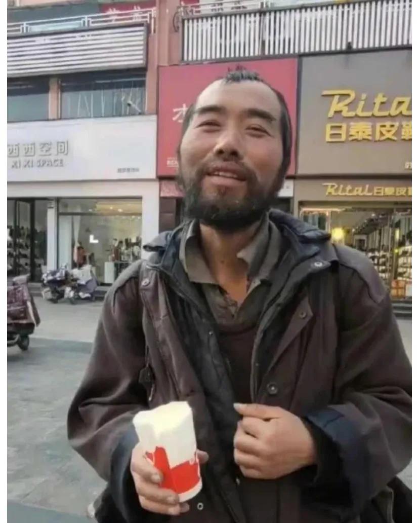 2021年，枣庄街头出现了一个奇怪的流浪汉，他穿的破破烂烂，但上知天文下知地理，