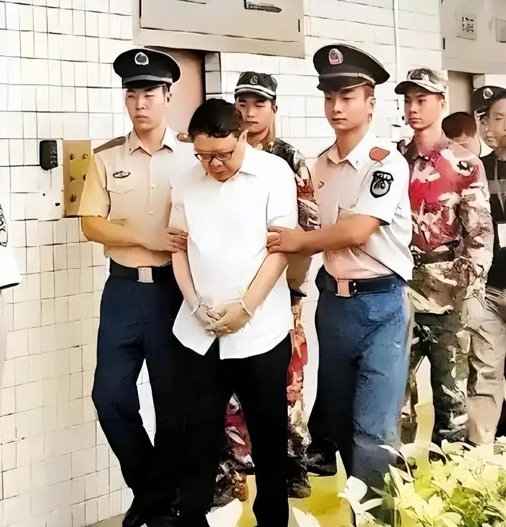 刚刚被枪毙的毒贩陈森，不看不知道，原来他贩卖制造了 8 吨的海洛因、冰毒，就这样