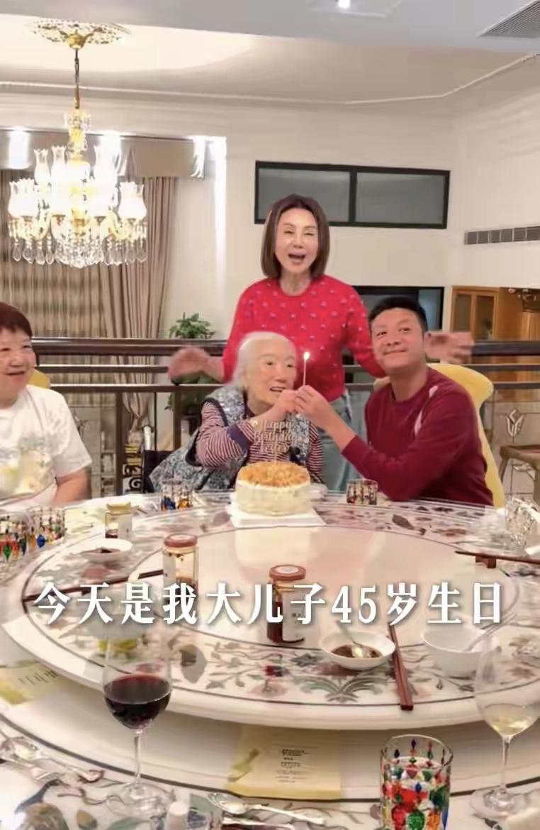 余宝珠真的太捧场了，大孙子林孝贤45岁生日，在家里过，作为101岁的老人，不是远