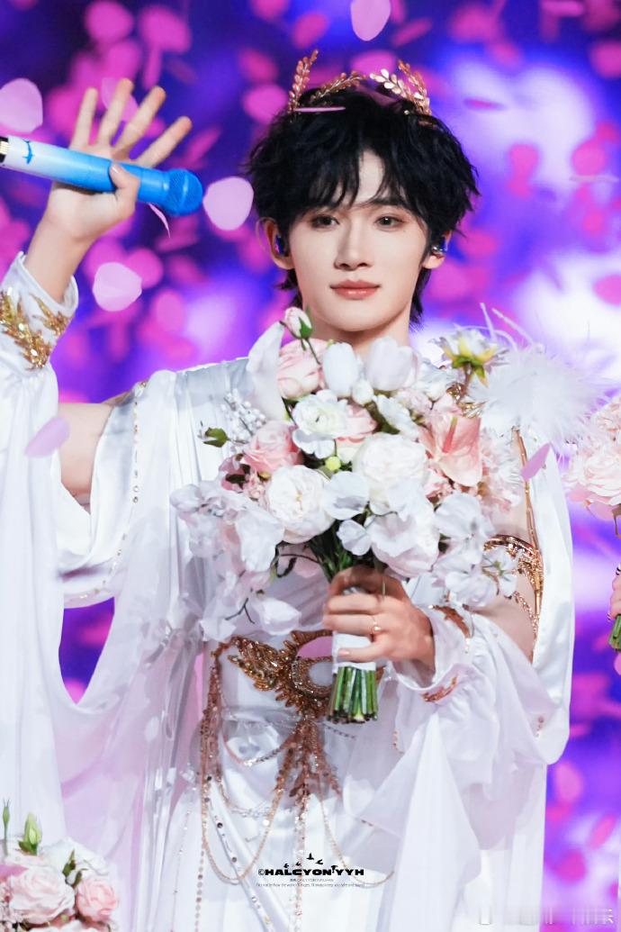 轻轨上的小纸条见证了余宇涵的成长谁懂啊！那张轻轨小纸条的鼓励，就像一颗种子，在他