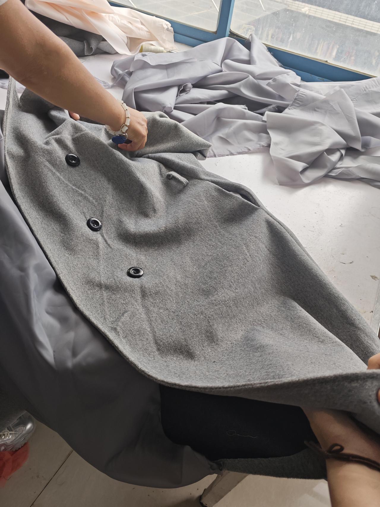 你买东西，更看重实用吗？[兔年大吉]
我有个朋友就是开服装厂的
同样一个厂生产出