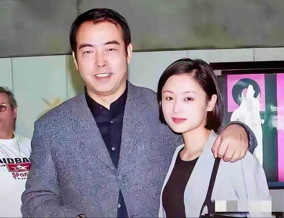 1996年，44岁的陈凯歌带着28岁的陈红，在美国登记结婚时，夫妻俩的一张合影。