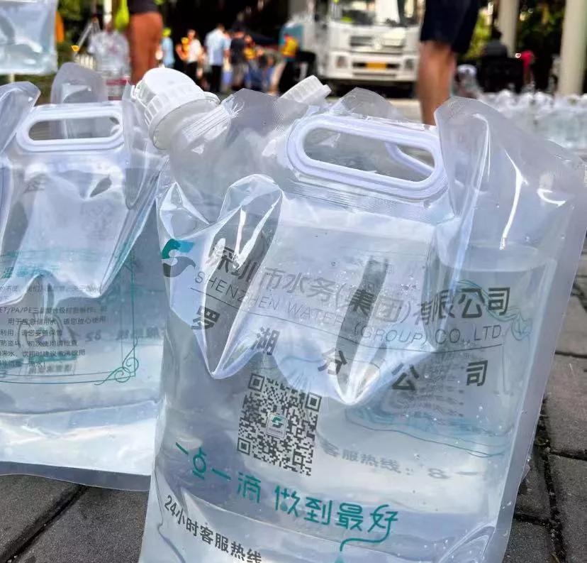 给深圳市政_水务点赞
街区水管爆掉，导致停水。
抢修过程中，市政水车到小区门口送