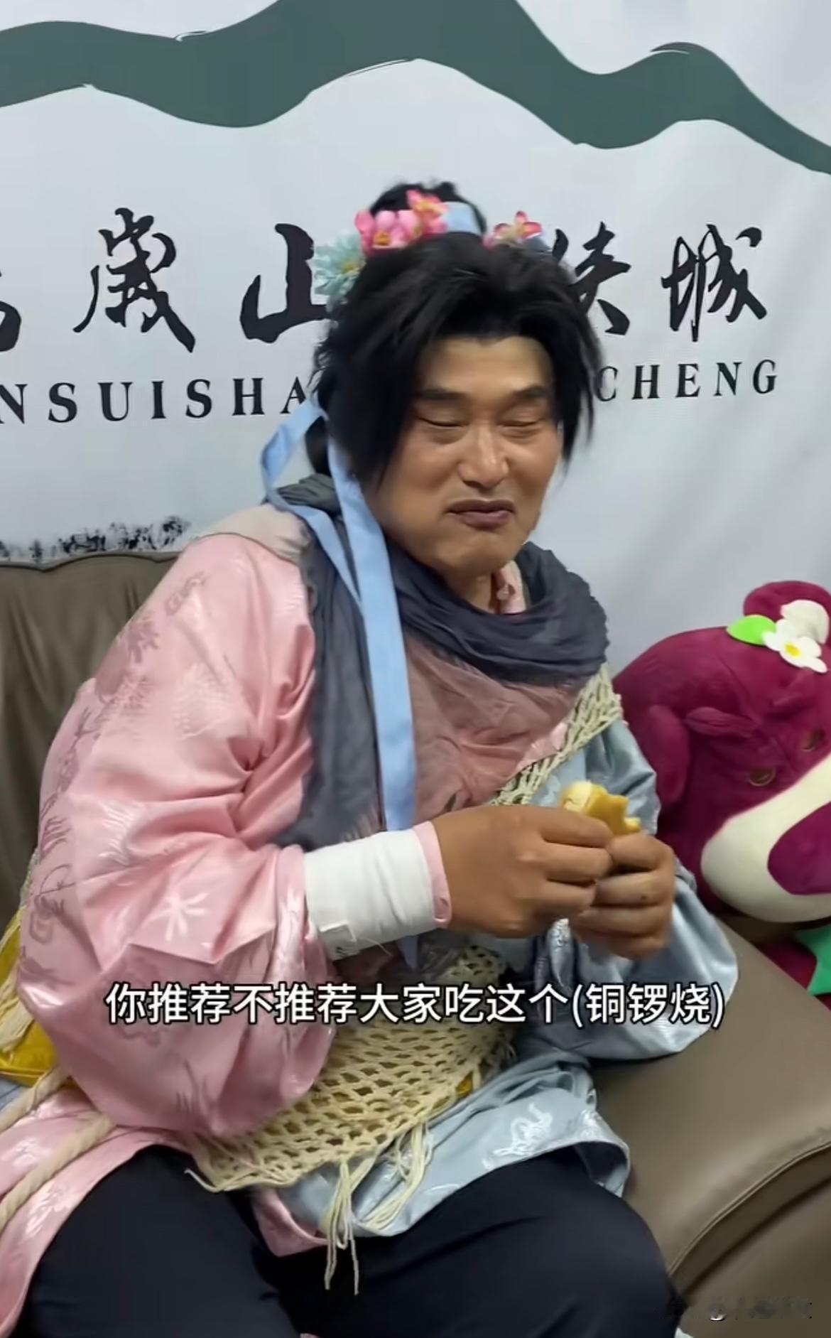 大衣哥朱之文的风险意识太强了，参加活动休息时间，手里拿着一个
大衣哥朱之文的分寸