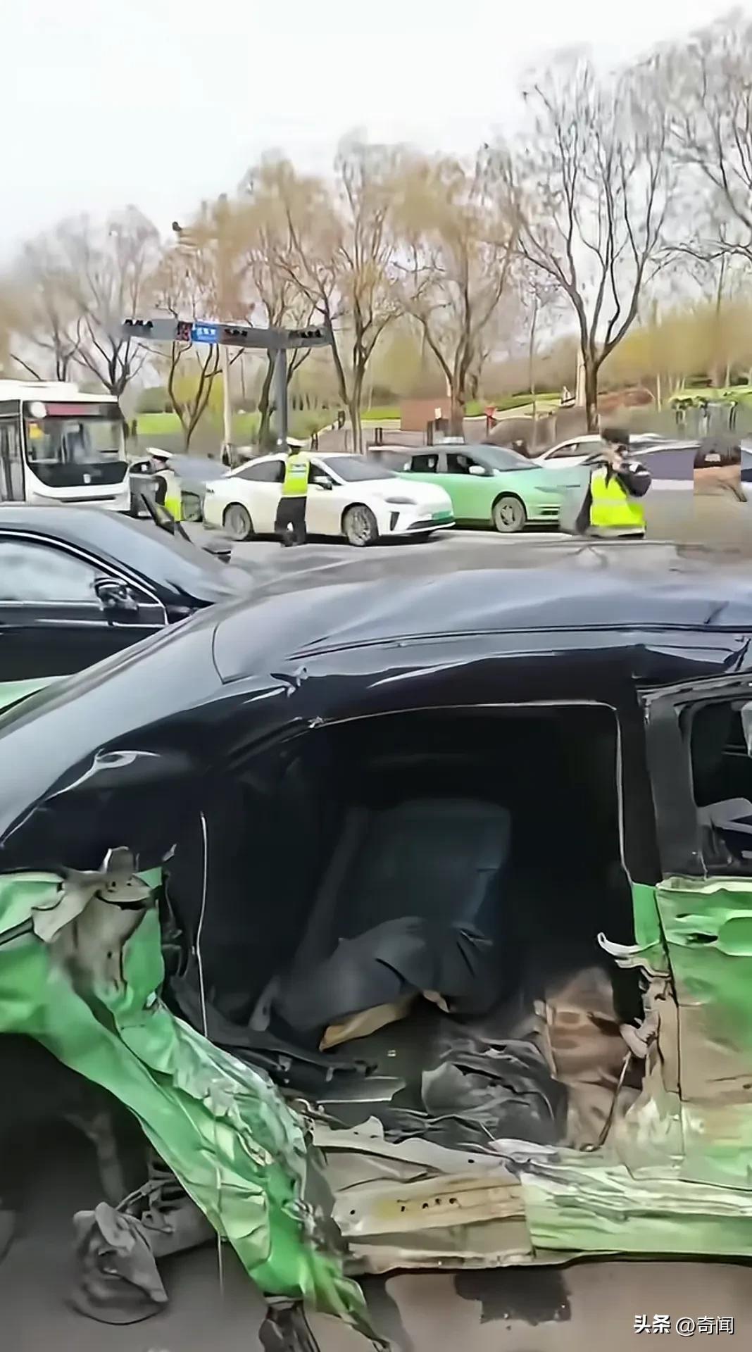 出租车和小轿车在路口猛烈相撞致乘客甩出车外致1死2伤，相关责任让网友们唇枪舌剑的