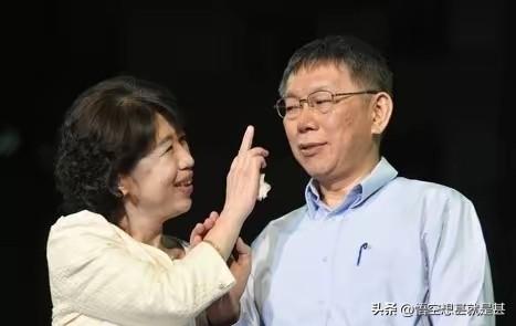 柯文哲现在应该到达法庭等待区了，下午两点半，柯老师要出庭听取，法官对他所涉及到的