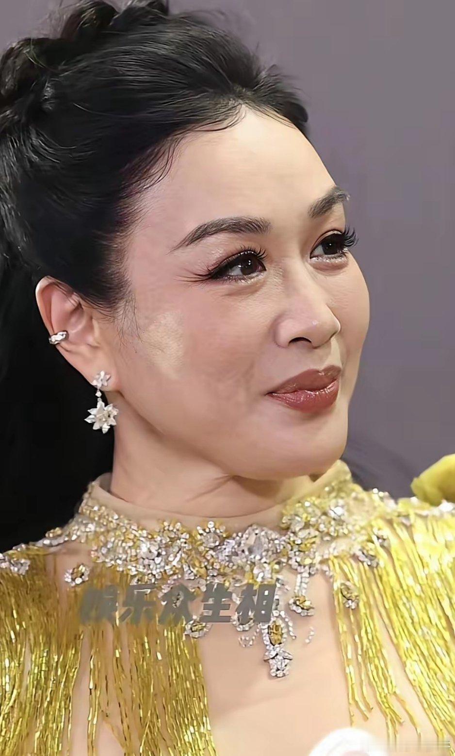 钟丽缇的女儿考拉不笑的时候，是一个标标志志的美女，眼睛长得太优秀了，笑起来的时候