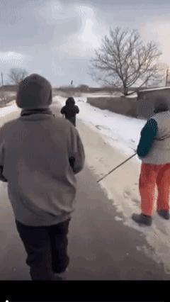 钢叉、铁锹、水管还有狗子，乌克兰大妈们威武霸气，远方乌克兰征兵人员汽车停在路边似