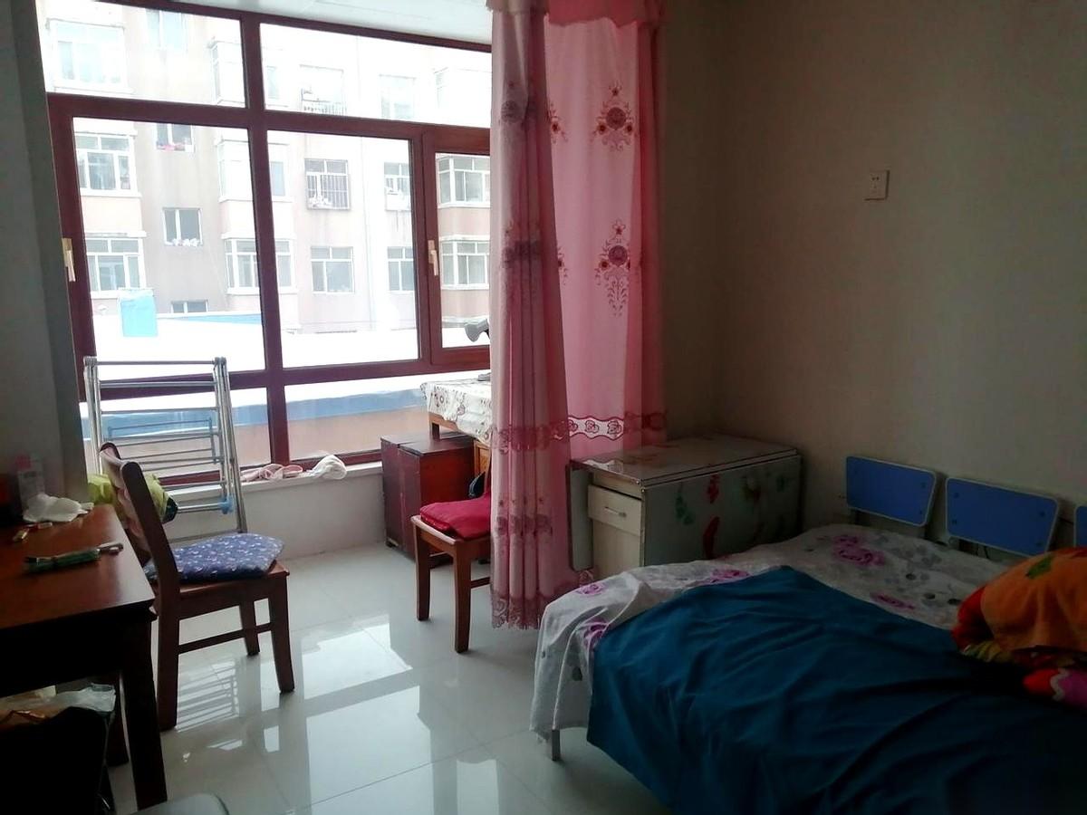 “这房子空了100来天，没人气，住着瘆得慌。”
我哥把车钥匙在指尖转了一圈，对着