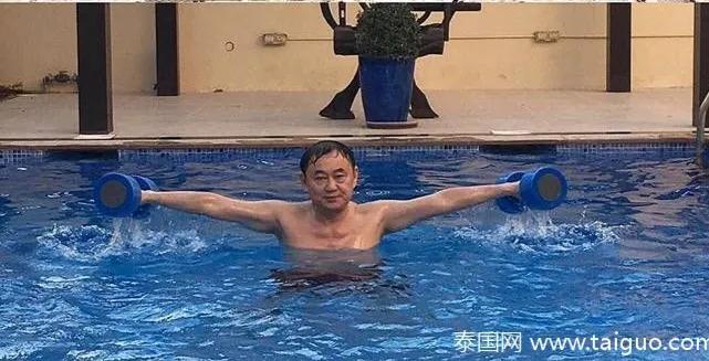水中健身的他信，吃绿色健康食物的他信，和妹妹站在雪花飘飘中的他信，都是热爱生活的
