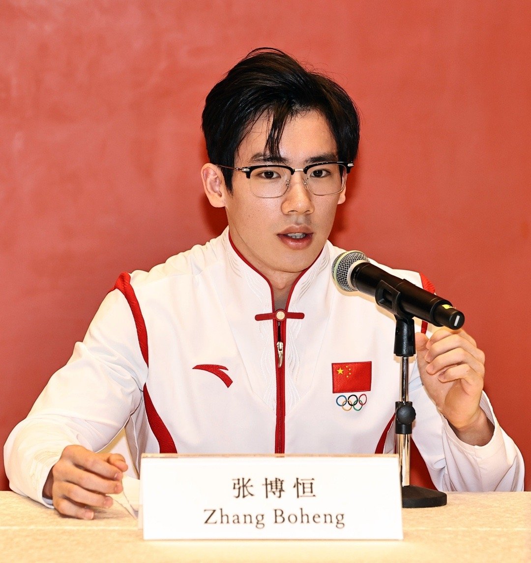 #张博恒参加外交部活动# 体操男队队长发博晒图，和邹敬园、张雨霏、覃海洋一起参加