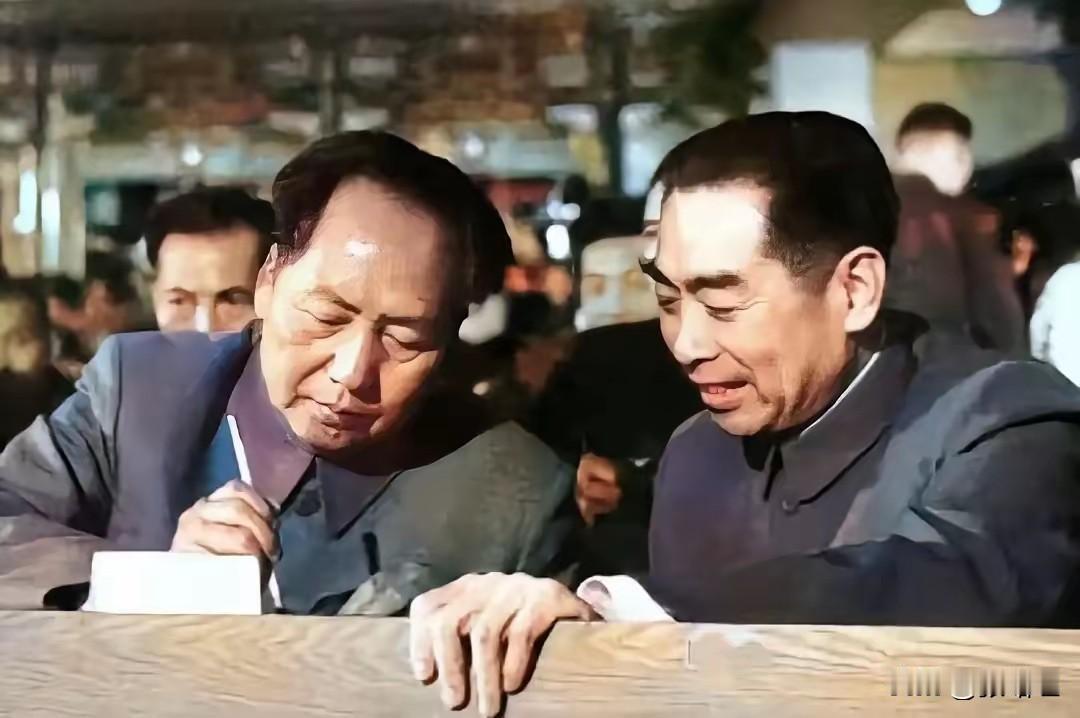 两位伟人并肩共读，心心相印，共创美好中国。