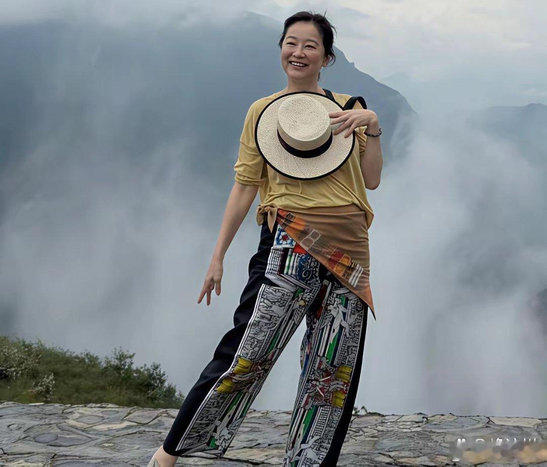 林⁠青霞最近在‏⁠重庆爬山，还晒了一组照片，看她玩‎得挺开‎心﻿的。‎‎ 