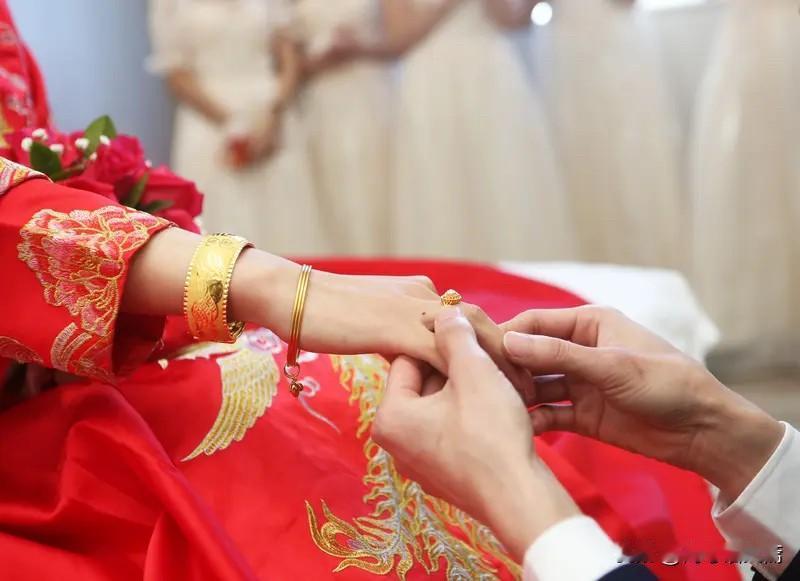 我认为相爱的。相爱的人步入婚姻，就像为生活注入了源源不断的甜蜜能量，能让平凡的日