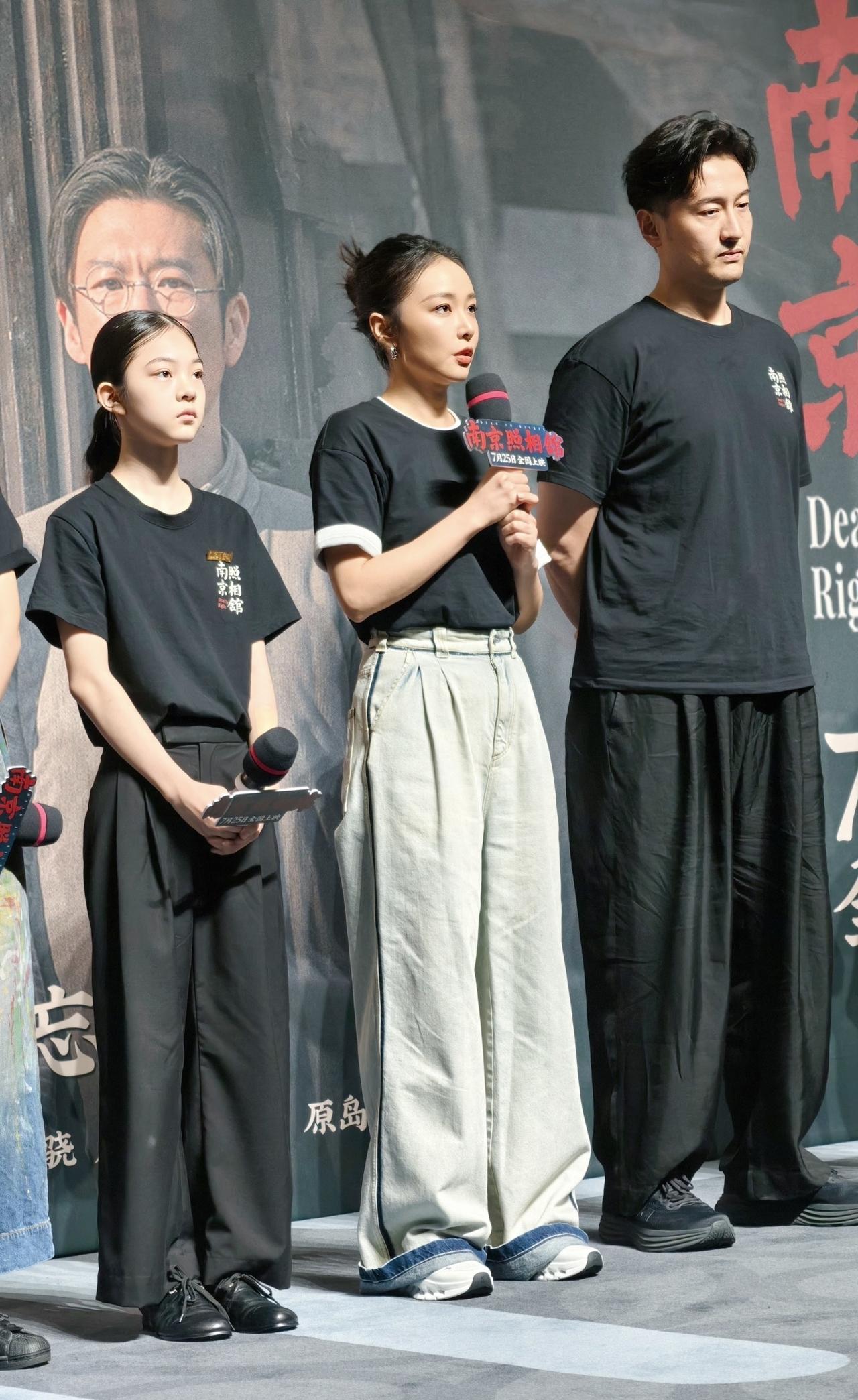 近日，在电影《南京照相馆》首映礼上，主演高叶、王传君、王骁、王真儿、杨恩又生图。