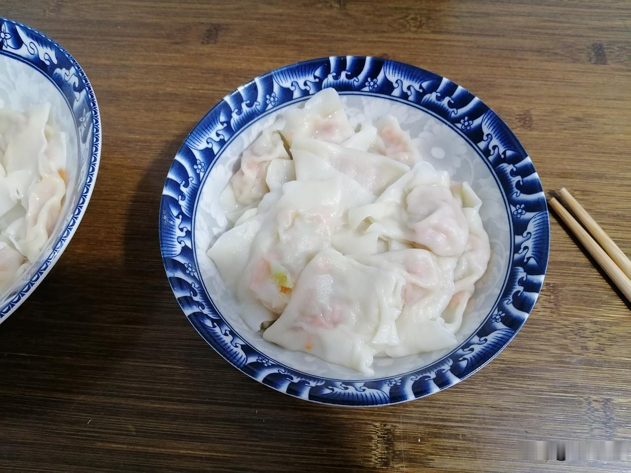 今晚，我给自己做了两碗馄饨。

我很久很久没有做面食了，好像有好几年了。
 
最