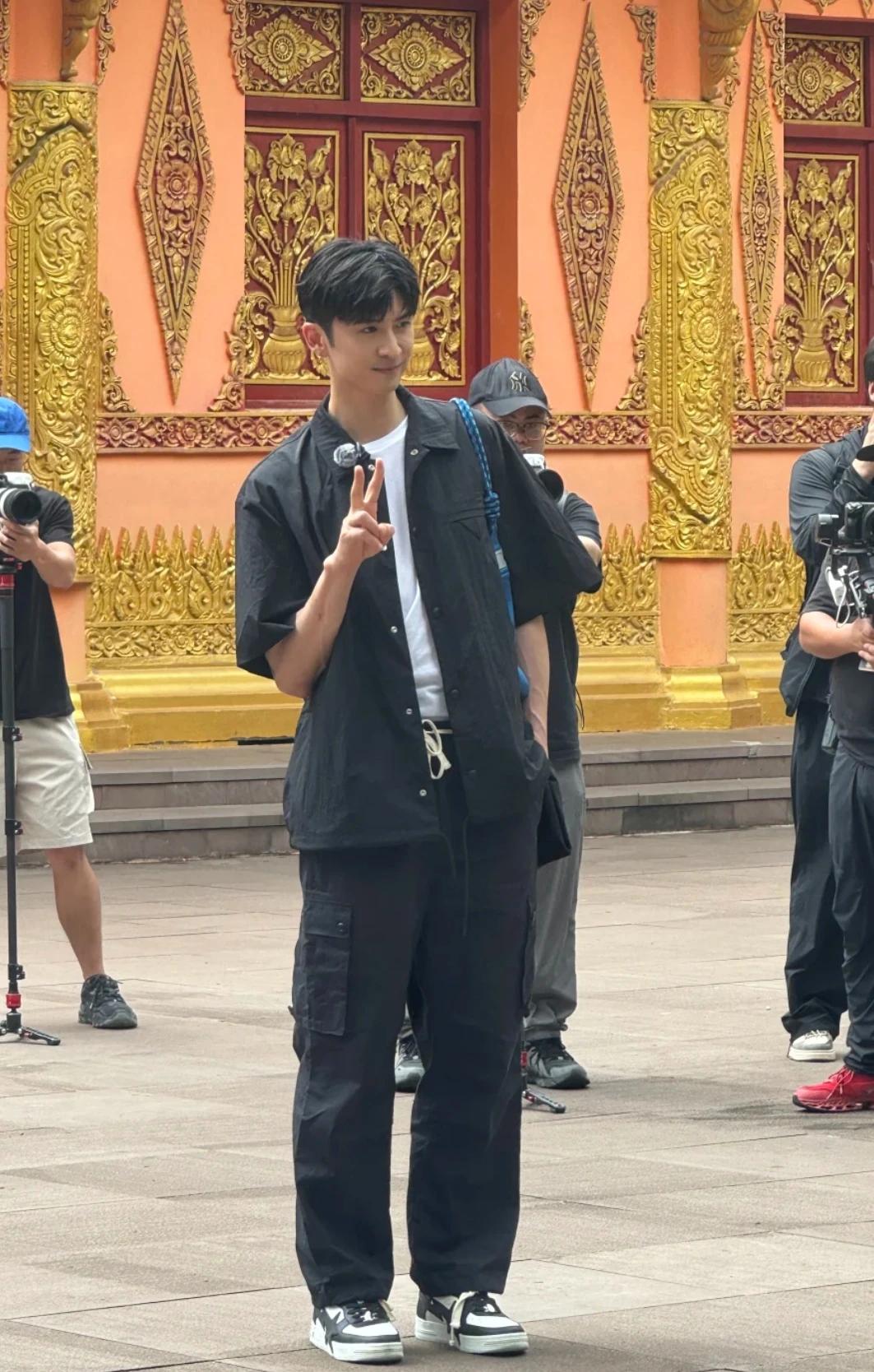 西双版纳偶遇张云龙
张云龙是真的又高又帅啊
既有成熟感又有少年感
看到好多路人夸