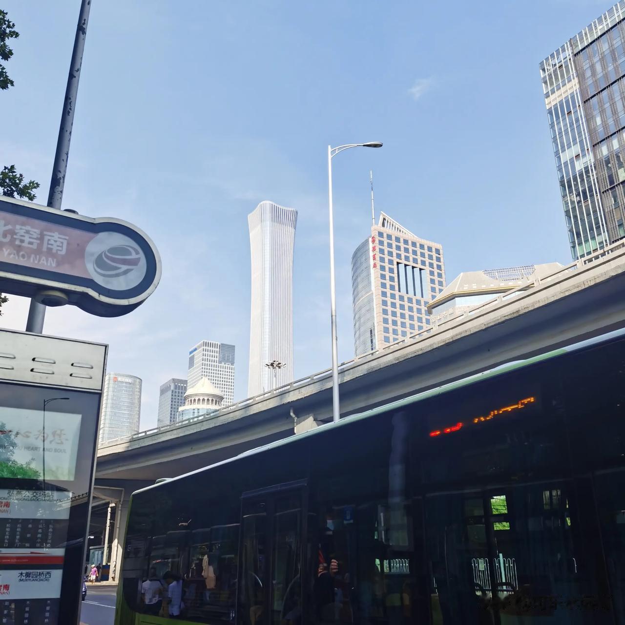  
当你还在南方的艳阳里露着腰，北方已经是秋风萧瑟，秋天是收获的季节，也是怀念的