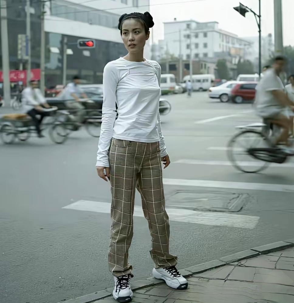 28岁的王菲，1997年北京街头留影，无美颜无滤镜……

谁能想得到，当时身高1